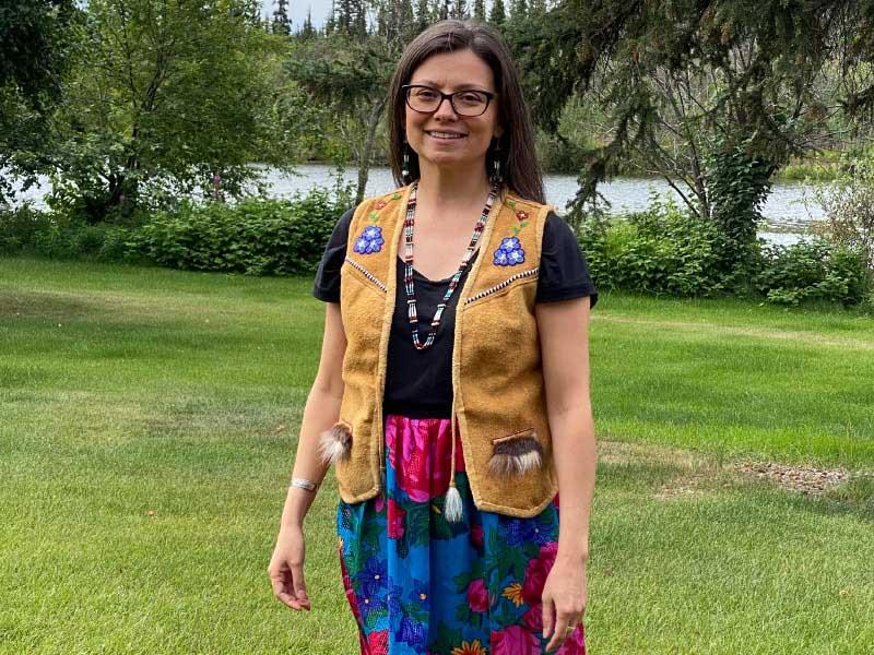 Dr. Allison Kelliher, 穿着家人送给她的驼鹿皮背心, 利用她的训练来促进美国印第安人和阿拉斯加土著妇女的心血管健康. (图片由博士提供. Allison Kelliher)
