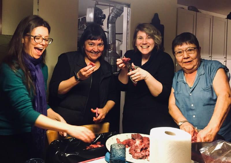 Dr. Allison Kelliher(右一)与她的家人和朋友一起制作驼鹿肉，与家人分享. From left: Her mom, Trudy Kelliher; friend Sarah; and sister Sonya Kelliher-Combs. (图片由博士提供. Allison Kelliher)